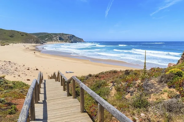 German tourist, 59, dies at Aljezur’s Praia da Bordeira after suffering cardiac arrest in water